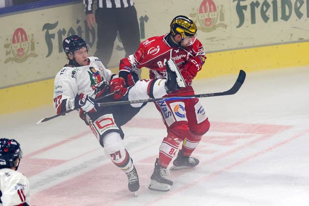 Sahnpark Crimmitschau 20.09.2026 Saison 2026 27 Eishockey 2. Bundesliga Hauptrunde Spiel 2 Kunsteisstadion Sachsen Eispiraten Eispiraten - EHC Freiburg Louis Brune EPC rot - Dylan Plouffe Freiburg Crimmitschau Sachsen Germany