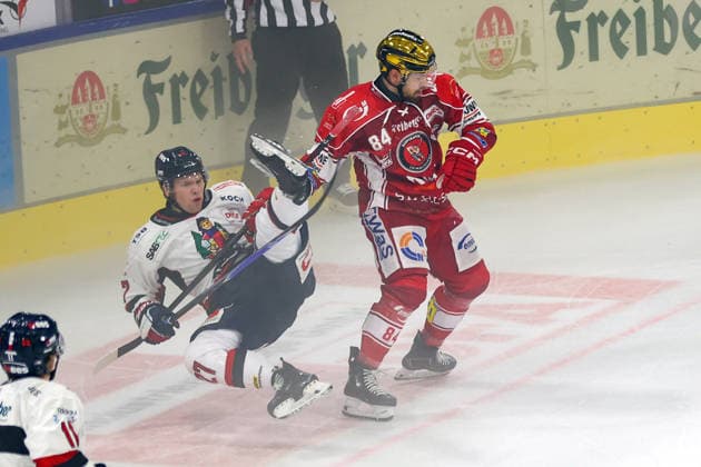Sahnpark Crimmitschau 20.09.2026 Saison 2026 27 Eishockey 2. Bundesliga Hauptrunde Spiel 2 Kunsteisstadion Sachsen Eispiraten Eispiraten - EHC Freiburg Louis Brune EPC rot - Dylan Plouffe Freiburg Crimmitschau Sachsen Germany
