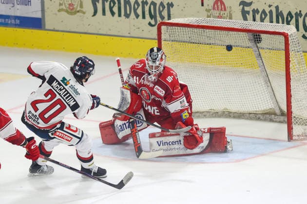 Sahnpark Crimmitschau 20.09.2026 Saison 2026 27 Eishockey 2. Bundesliga Hauptrunde Spiel 2 Kunsteisstadion Sachsen Eispiraten Eispiraten - EHC Freiburg Knapp vorbei der Schuss von Lynden McCallum Freiburg - Kevin Reich Torhüter EPC überlistet Crimmitschau Sachsen Germany