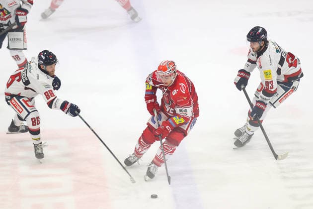 Sahnpark Crimmitschau 20.09.2026 Saison 2026 27 Eishockey 2. Bundesliga Hauptrunde Spiel 2 Kunsteisstadion Sachsen Eispiraten Eispiraten - EHC Freiburg Alexander De Los Rios Freiburg - Logan Will EPC rot - Parker Bowles Freiburg v.l. Crimmitschau Sachsen Germany