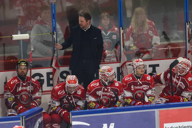 Sahnpark Crimmitschau 20.09.2026 Saison 2026 27 Eishockey 2. Bundesliga Hauptrunde Spiel 2 Kunsteisstadion Sachsen Eispiraten Eispiraten - EHC Freiburg Trainer Jussi Tuores Coach. EPC Crimmitschau Sachsen Germany