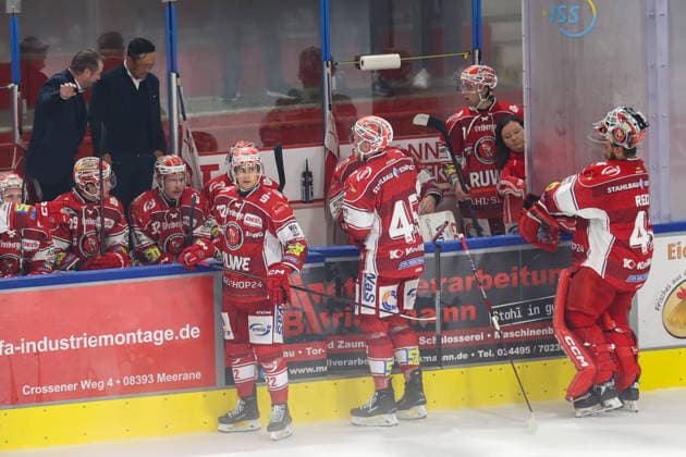 Sahnpark Crimmitschau 20.09.2026 Saison 2026 27 Eishockey 2. Bundesliga Hauptrunde Spiel 2 Kunsteisstadion Sachsen Eispiraten Eispiraten - EHC Freiburg l. Trainer Jussi Tuores Coach EPC und Esbjörn Hofverberg (Assistant Coach) Crimmitschau Sachsen Germany