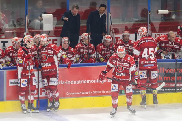 Sahnpark Crimmitschau 20.09.2026 Saison 2026 27 Eishockey 2. Bundesliga Hauptrunde Spiel 2 Kunsteisstadion Sachsen Eispiraten Eispiraten - EHC Freiburg l. Trainer Jussi Tuores Coach EPC und Esbjörn Hofverberg (Assistant Coach) Crimmitschau Sachsen Germany