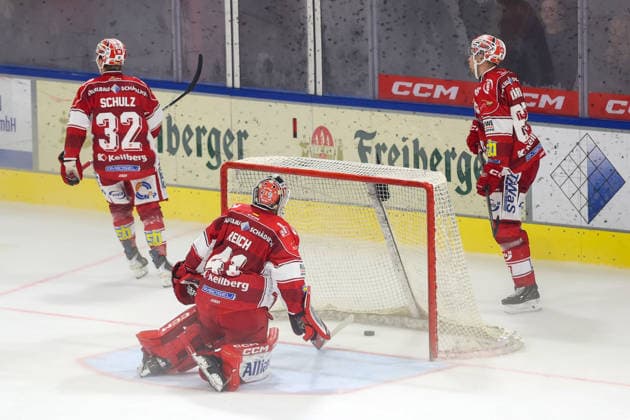 Sahnpark Crimmitschau 20.09.2026 Saison 2026 27 Eishockey 2. Bundesliga Hauptrunde Spiel 2 Kunsteisstadion Sachsen Eispiraten Eispiraten - EHC Freiburg 01 Kevin Reich Torhüter EPC ohne Chance Kevin Reich 32 EPC und Jarno Kärki EPC r. Crimmitschau Sachsen Germany