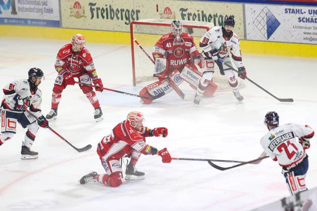 Sahnpark Crimmitschau 20.09.2026 Saison 2026 27 Eishockey 2. Bundesliga Hauptrunde Spiel 2 Kunsteisstadion Sachsen Eispiraten Eispiraten - EHC Freiburg Christoph Kiefersauer Freiburg 21 zieht ab - Stanislav Dietz EPC rot hält den Schläger hin - hinten Kevin Reich EPC Torhüter und Sebastian Streu Freiburg 89 warten auf den Puck Crimmitschau Sachsen Germany
