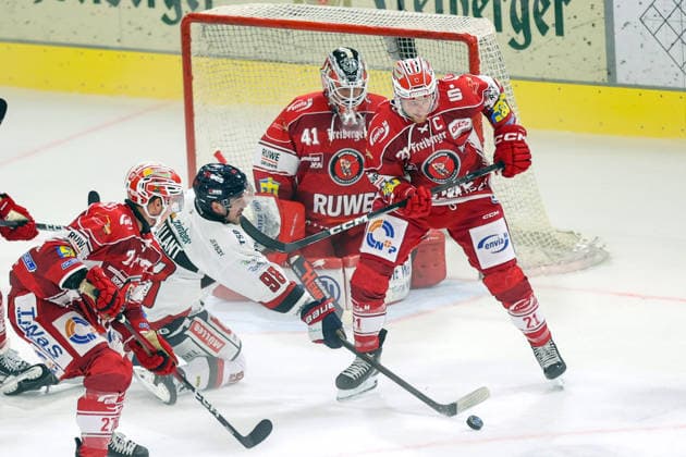 Sahnpark Crimmitschau 20.09.2026 Saison 2026 27 Eishockey 2. Bundesliga Hauptrunde Spiel 2 Kunsteisstadion Sachsen Eispiraten Eispiraten - EHC Freiburg Johannes Schmid 27 EPC -Cole Gallant Freiburg - Kevin Reich Torhüter EPC - Mirko Sacher EPC v.l. Crimmitschau Sachsen Germany