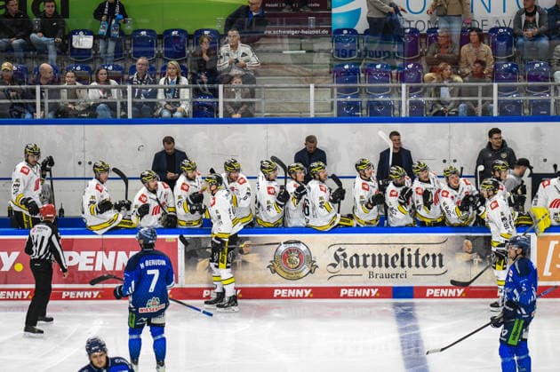 Straubing Tigers vs. Krefeld Pinguine, Eishockey, Deutsche Eishockey Liga, Penny DEL, 1.Spieltag, Saison 2026 2027, 23.09.2026 Philip Gogulla, Mathew Santos, Davis Vandane und Max Newton (Krefeld Pinguine) jubeln, Eishockey Herren, Deutsche Eishockey Liga, Penny DEL, 1.Spieltag, Saison 2026 2027 am 20.09.2026 im Eisstadion am Pulverturm, Straubing Tigers (blau) gegen Krefeld Pinguine (weiss)