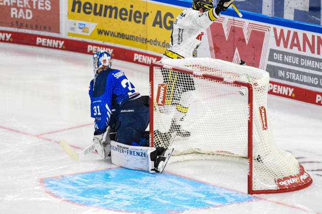Straubing Tigers vs. Krefeld Pinguine, Eishockey, Deutsche Eishockey Liga, Penny DEL, 1.Spieltag, Saison 2026 2027, 23.09.2026 Jakub Skarek (Straubing Tigers)ist geschlagen, Marcel Mueller jubelt (Krefeld Pinguine), Eishockey Herren, Deutsche Eishockey Liga, Penny DEL, 1.Spieltag, Saison 2026 2027 am 20.09.2026 im Eisstadion am Pulverturm, Straubing Tigers (blau) gegen Krefeld Pinguine (weiss)