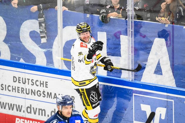 Straubing Tigers vs. Krefeld Pinguine, Eishockey, Deutsche Eishockey Liga, Penny DEL, 1.Spieltag, Saison 2026 2027, 23.09.2026 Marcel Mueller (Krefeld Pinguine) freut sich ueber den Treffer, Eishockey Herren, Deutsche Eishockey Liga, Penny DEL, 1.Spieltag, Saison 2026 2027 am 20.09.2026 im Eisstadion am Pulverturm, Straubing Tigers (blau) gegen Krefeld Pinguine (weiss)