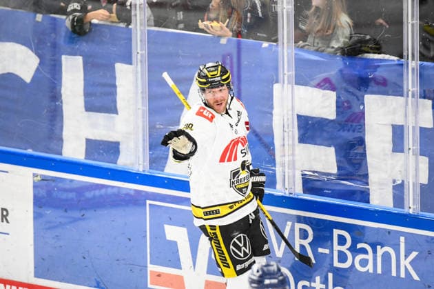 Straubing Tigers vs. Krefeld Pinguine, Eishockey, Deutsche Eishockey Liga, Penny DEL, 1.Spieltag, Saison 2026 2027, 23.09.2026 Marcel Mueller (Krefeld Pinguine) freut sich ueber den Treffer, Eishockey Herren, Deutsche Eishockey Liga, Penny DEL, 1.Spieltag, Saison 2026 2027 am 20.09.2026 im Eisstadion am Pulverturm, Straubing Tigers (blau) gegen Krefeld Pinguine (weiss)
