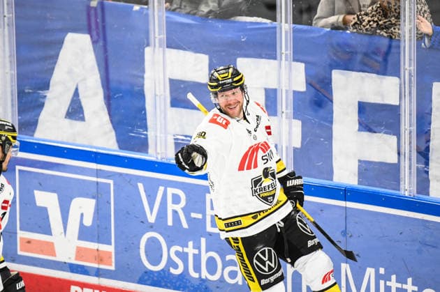 Straubing Tigers vs. Krefeld Pinguine, Eishockey, Deutsche Eishockey Liga, Penny DEL, 1.Spieltag, Saison 2026 2027, 23.09.2026 Marcel Mueller (Krefeld Pinguine) freut sich ueber den Treffer, Eishockey Herren, Deutsche Eishockey Liga, Penny DEL, 1.Spieltag, Saison 2026 2027 am 20.09.2026 im Eisstadion am Pulverturm, Straubing Tigers (blau) gegen Krefeld Pinguine (weiss)