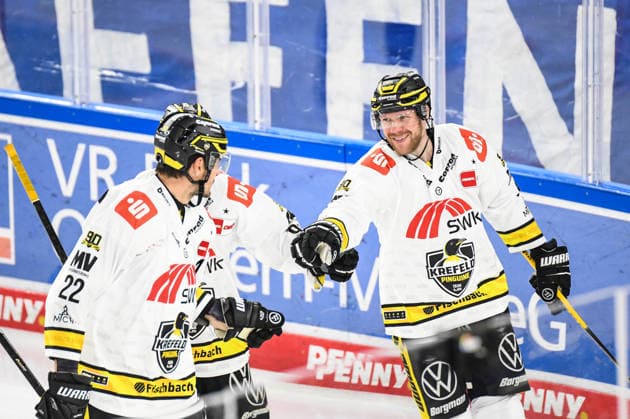 Straubing Tigers vs. Krefeld Pinguine, Eishockey, Deutsche Eishockey Liga, Penny DEL, 1.Spieltag, Saison 2026 2027, 23.09.2026 Marcel Mueller (Krefeld Pinguine) freut sich mit Oliver MEbus und Stuart Percy ueber den Treffer, Eishockey Herren, Deutsche Eishockey Liga, Penny DEL, 1.Spieltag, Saison 2026 2027 am 20.09.2026 im Eisstadion am Pulverturm, Straubing Tigers (blau) gegen Krefeld Pinguine (weiss)