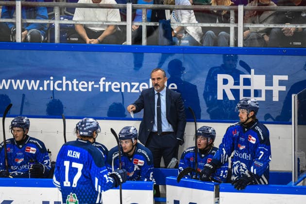 Straubing Tigers vs. Krefeld Pinguine, Eishockey, Deutsche Eishockey Liga, Penny DEL, 1.Spieltag, Saison 2026 2027, 23.09.2026 Gary Shuchuk (Straubing Tigers), Eishockey Herren, Deutsche Eishockey Liga, Penny DEL, 1.Spieltag, Saison 2026 2027 am 20.09.2026 im Eisstadion am Pulverturm, Straubing Tigers (blau) gegen Krefeld Pinguine (weiss)