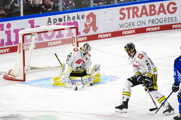 Straubing Tigers vs. Krefeld Pinguine, Eishockey, Deutsche Eishockey Liga, Penny DEL, 1.Spieltag, Saison 2026 2027, 23.09.2026 Felix Bick (Krefeld Pinguine) verhindert den Treffer, Eishockey Herren, Deutsche Eishockey Liga, Penny DEL, 1.Spieltag, Saison 2026 2027 am 20.09.2026 im Eisstadion am Pulverturm, Straubing Tigers (blau) gegen Krefeld Pinguine (weiss)