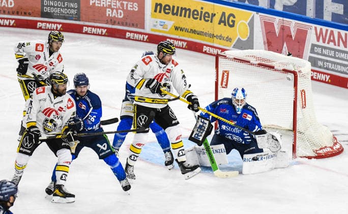 Straubing Tigers vs. Krefeld Pinguine, Eishockey, Deutsche Eishockey Liga, Penny DEL, 1.Spieltag, Saison 2026 2027, 23.09.2026 Marcel Mueller (Krefeld Pinguine) mit der Chance vor Jakub Skarek (Straubing Tigers), Eishockey Herren, Deutsche Eishockey Liga, Penny DEL, 1.Spieltag, Saison 2026 2027 am 20.09.2026 im Eisstadion am Pulverturm, Straubing Tigers (blau) gegen Krefeld Pinguine (weiss)