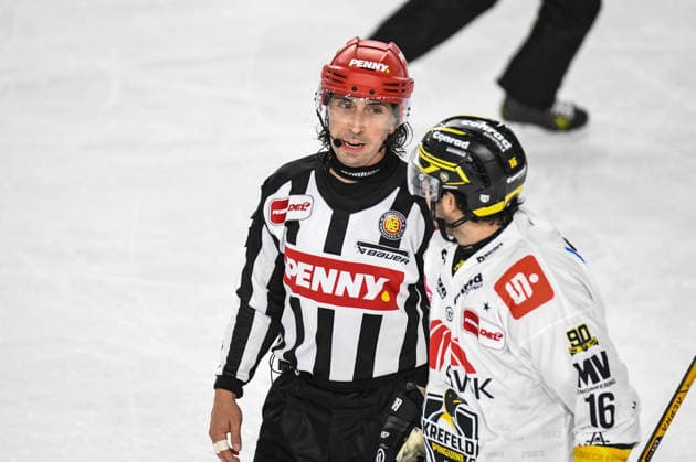 Straubing Tigers vs. Krefeld Pinguine, Eishockey, Deutsche Eishockey Liga, Penny DEL, 1.Spieltag, Saison 2026 2027, 23.09.2026 Schiedsrichter Marcus Hoefer, Eishockey Herren, Deutsche Eishockey Liga, Penny DEL, 1.Spieltag, Saison 2026 2027 am 20.09.2026 im Eisstadion am Pulverturm, Straubing Tigers (blau) gegen Krefeld Pinguine (weiss)