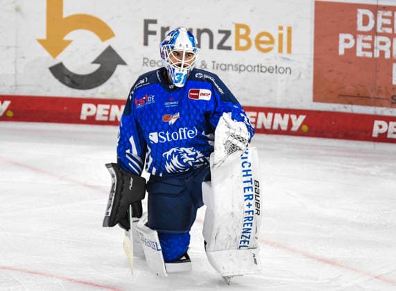 Straubing Tigers vs. Krefeld Pinguine, Eishockey, Deutsche Eishockey Liga, Penny DEL, 1.Spieltag, Saison 2026 2027, 23.09.2026 Jakub Skarek (Straubing Tigers), Eishockey Herren, Deutsche Eishockey Liga, Penny DEL, 1.Spieltag, Saison 2026 2027 am 20.09.2026 im Eisstadion am Pulverturm, Straubing Tigers (blau) gegen Krefeld Pinguine (weiss)