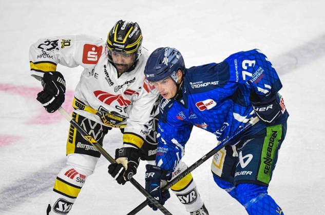Straubing Tigers vs. Krefeld Pinguine, Eishockey, Deutsche Eishockey Liga, Penny DEL, 1.Spieltag, Saison 2026 2027, 23.09.2026 Linus Brandl (Straubing Tigers) mit C.J.Suess (Krefeld Pinguine), Eishockey Herren, Deutsche Eishockey Liga, Penny DEL, 1.Spieltag, Saison 2026 2027 am 20.09.2026 im Eisstadion am Pulverturm, Straubing Tigers (blau) gegen Krefeld Pinguine (weiss)