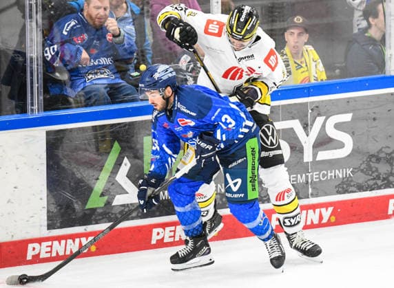 Straubing Tigers vs. Krefeld Pinguine, Eishockey, Deutsche Eishockey Liga, Penny DEL, 1.Spieltag, Saison 2026 2027, 23.09.2026 Spencer Kersten (Straubing Tigers) an der BAnde mit Oliver Mebus (Krefeld Pinguine), Eishockey Herren, Deutsche Eishockey Liga, Penny DEL, 1.Spieltag, Saison 2026 2027 am 20.09.2026 im Eisstadion am Pulverturm, Straubing Tigers (blau) gegen Krefeld Pinguine (weiss)