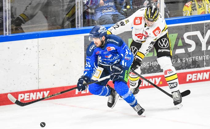 Straubing Tigers vs. Krefeld Pinguine, Eishockey, Deutsche Eishockey Liga, Penny DEL, 1.Spieltag, Saison 2026 2027, 23.09.2026 Spencer Kersten (Straubing Tigers) an der BAnde mit Oliver Mebus (Krefeld Pinguine), Eishockey Herren, Deutsche Eishockey Liga, Penny DEL, 1.Spieltag, Saison 2026 2027 am 20.09.2026 im Eisstadion am Pulverturm, Straubing Tigers (blau) gegen Krefeld Pinguine (weiss)
