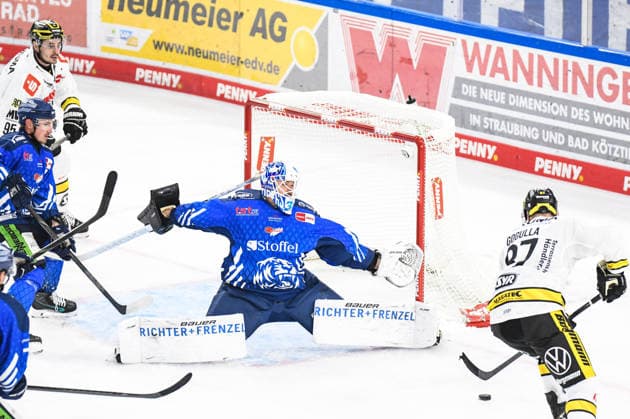 Straubing Tigers vs. Krefeld Pinguine, Eishockey, Deutsche Eishockey Liga, Penny DEL, 1.Spieltag, Saison 2026 2027, 23.09.2026 Philip Gogulla (Krefeld Pinguine) vergibt den Treffer gegen Jakub Skarek (Straubing Tigers), Eishockey Herren, Deutsche Eishockey Liga, Penny DEL, 1.Spieltag, Saison 2026 2027 am 20.09.2026 im Eisstadion am Pulverturm, Straubing Tigers (blau) gegen Krefeld Pinguine (weiss)