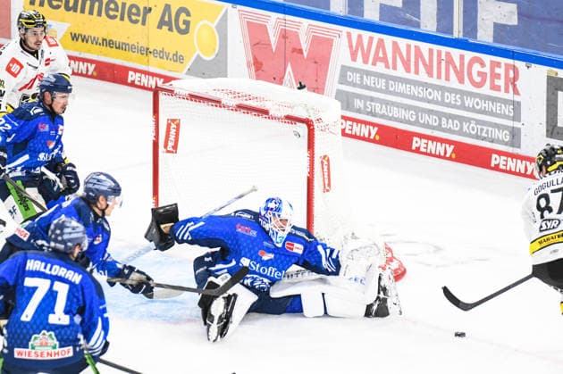 Straubing Tigers vs. Krefeld Pinguine, Eishockey, Deutsche Eishockey Liga, Penny DEL, 1.Spieltag, Saison 2026 2027, 23.09.2026 Philip Gogulla (Krefeld Pinguine) vergibt den Treffer gegen Jakub Skarek (Straubing Tigers), Eishockey Herren, Deutsche Eishockey Liga, Penny DEL, 1.Spieltag, Saison 2026 2027 am 20.09.2026 im Eisstadion am Pulverturm, Straubing Tigers (blau) gegen Krefeld Pinguine (weiss)