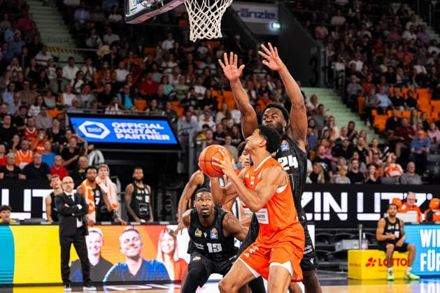 easyCredit BBL: Ratiopharm Ulm vs. MHP RIESEN Ludwigsburg ; 20.09.2026 Ulm, GERMANY - 20. September 2026: Maxwell Dongmo Temoka (MHP RIESEN Ludwigsburg, 24) und Yorman Polas Bartolo (MHP RIESEN Ludwigsburg, 13) versuchen Michael Rataj (ratiopharm Ulm, 12) am Abschluss zu hindern während dem Spiel zwischen der Ratiopharm Ulm und den MHP RIESEN Ludwigsburg am 1. Spieltag der easyCredit BBL in der ratiopharm Arena Ulm. Copyright: xBEAUTIFULxSPORTS Steinx