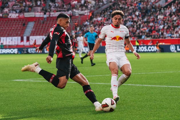 20.09.2026, xjmrgnx, Fussball 1.Bundesliga, Bayer 04 Leverkusen - RB Leipzig v.l. Equi Fernandez (6, Leverkusen) mit einer Hereingabe gegen Neil El Aynaoui (21, Leipzig) (DFL DFB REGULATIONS PROHIBIT ANY USE OF PHOTOGRAPHS as IMAGE SEQUENCES and or QUASI-VIDEO) Leverkusen