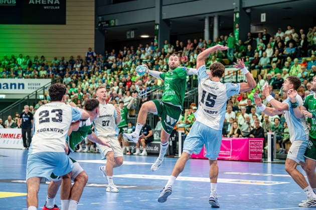 OPEL Handball Bundesliga; HSG Wetzlar - VfL Gummersbach, 20.09.26 Nikolaj Laesoe (HSG Wetzlar, 32), Kristjan Horzen (VfL Gummersbach, 27), Miro Schluroff (VfL Gummersbach, 15), Nikola Roganovic (VfL Gummersbach, 23), Josip Simic (HSG Wetzlar, 10), OPEL Handball Bundesliga; HSG Wetzlar - VfL Gummersbach: Wetzlar, 20.09.26 Copyright: xBEAUTIFULxSPORTS Roeczeyx