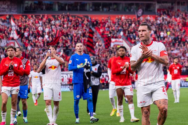 20.09.2026, Fussball, 4. Spieltag der 1. Fussball Bundesliga, Bayer 04 Leverkusen - RB Leipzig. David Raum (RB Leipzig) und seine Mitspieler gehen zu den Fans. Leverkusen BayArena NRW Deutschland xRHR-FOTO DEx Copyright: DennisxEwert RHR-FOTOx RHR-FOTO DE