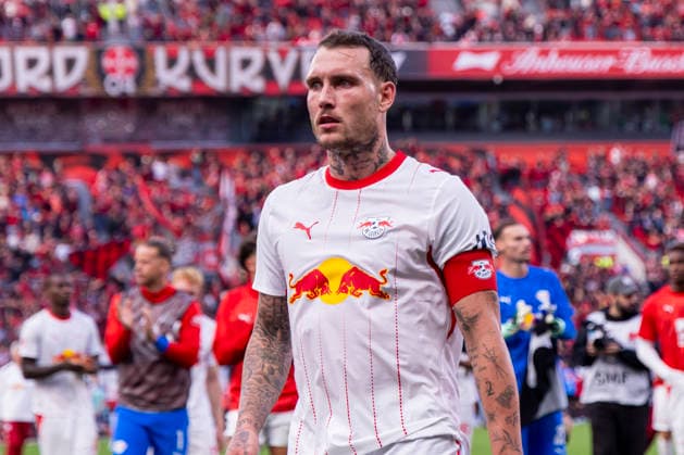 20.09.2026, Fussball, 4. Spieltag der 1. Fussball Bundesliga, Bayer 04 Leverkusen - RB Leipzig. David Raum (RB Leipzig) geht zu den Fans. Leverkusen BayArena NRW Deutschland xRHR-FOTO DEx Copyright: DennisxEwert RHR-FOTOx RHR-FOTO DE