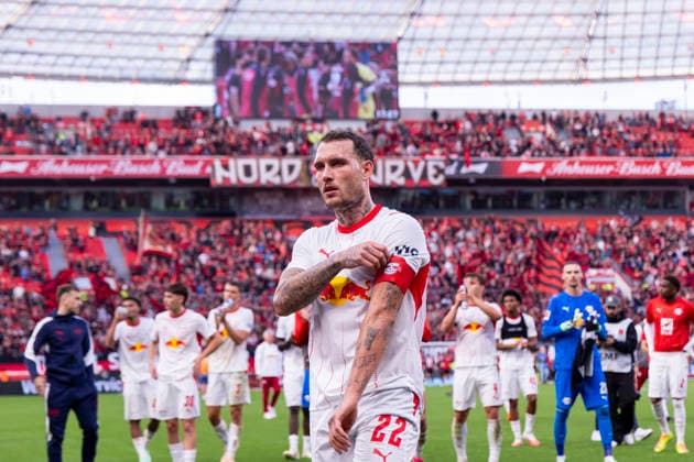 20.09.2026, Fussball, 4. Spieltag der 1. Fussball Bundesliga, Bayer 04 Leverkusen - RB Leipzig. David Raum (RB Leipzig) geht zu den Fans. Leverkusen BayArena NRW Deutschland xRHR-FOTO DEx Copyright: DennisxEwert RHR-FOTOx RHR-FOTO DE