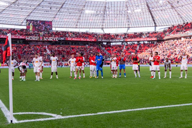 20.09.2026, Fussball, 4. Spieltag der 1. Fussball Bundesliga, Bayer 04 Leverkusen - RB Leipzig. Die Spieler von RB Leipzig stehen enttäuscht vor den Fans. Leverkusen BayArena NRW Deutschland xRHR-FOTO DEx Copyright: DennisxEwert RHR-FOTOx RHR-FOTO DE