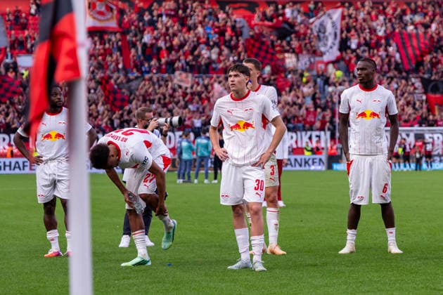 20.09.2026, Fussball, 4. Spieltag der 1. Fussball Bundesliga, Bayer 04 Leverkusen - RB Leipzig. v. l. Tidiam Gomis (RB Leipzig), Andrija Maksimovic (RB Leipzig), Ezechiel Banzuzi (RB Leipzig). Leverkusen BayArena NRW Deutschland xRHR-FOTO DEx Copyright: DennisxEwert RHR-FOTOx RHR-FOTO DE