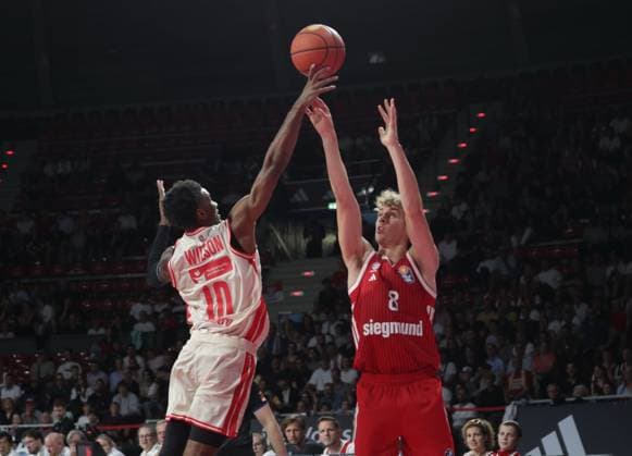 Bambergs 10 WILSON vs Bayerns 8 Tobias JENSEN. Basketball, Bundesliga, Bayern Muenchen - Bamberg Baskets, am 20.09.2026 in Muenchen, Deutschland. Quelle Copyright Credit : Oryk HAIST