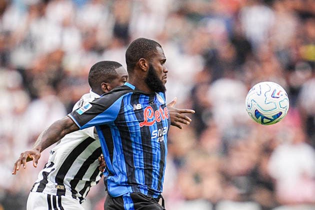 Atalanta s Franck Kessie fights for the ball with Juventus s Guglielmo Vicario during the Serie A soccer match between Juventus and Atalanta at the Allianz Stadium in Turin, north west Italy - Sunday, September 20, 2026. - Soccer .  Copyright: xMarcoxAlpozzi LaPressex