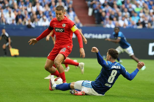 Lukas Pinckert (SV 07 Elversberg) und Robin Gosens (FC Schalke 04) beim Spiel der 1. Bundesliga (Saison 2026 27) FC Schalke 04 - SV Elversberg - Copyright: Thomas Pakusch