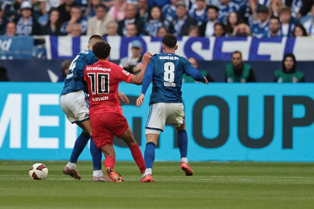 Hasan Kurucay (FC Schalke 04) , Noah Darvich (SV 07 Elversberg) und Robin Gosens (FC Schalke 04) beim Spiel der 1. Bundesliga (Saison 2026 27) FC Schalke 04 - SV Elversberg - Copyright: Thomas Pakusch