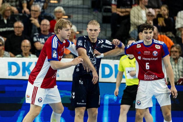 Opel HBL: SG Flensburg-Handewitt vs Handball Club Hamburg; 20.09.26 Kampf am Kreis Martin Hovde (Nr.81, Handball Club Hamburg), Emil Bergholt (Nr.14, SG Flensburg-Handewitt), Elias Kofler (Nr.06, Handball Club Hamburg) Opel HBL: SG Flensburg-Handewitt vs Handball Club Hamburg, GGW Arena am 20.09.26 Copyright: xBEAUTIFULxSPORTS MarioxM.xKobergx