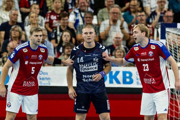 Opel HBL: SG Flensburg-Handewitt vs Handball Club Hamburg; 20.09.26 Kampf am Kreis Oliver Norlyk (Nr.05, Handball Club Hamburg), Emil Bergholt (Nr.14, SG Flensburg-Handewitt), Einar Olafsson (Nr.23, Handball Club Hamburg) Opel HBL: SG Flensburg-Handewitt vs Handball Club Hamburg, GGW Arena am 20.09.26 Copyright: xBEAUTIFULxSPORTS MarioxM.xKobergx