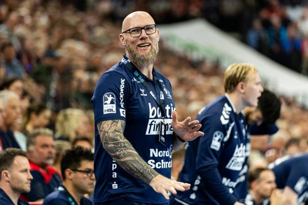 Opel HBL: SG Flensburg-Handewitt vs Handball Club Hamburg; 20.09.26 Ales Pajovic Trainer (Trainer, SG Flensburg-Handewitt) gestikuliert Opel HBL: SG Flensburg-Handewitt vs Handball Club Hamburg, GGW Arena am 20.09.26 Copyright: xBEAUTIFULxSPORTS MarioxM.xKobergx