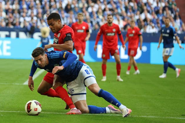 Jan Gyamerah (SV 07 Elversberg) und Robin Gosens (FC Schalke 04) beim Spiel der 1. Bundesliga (Saison 2026 27) FC Schalke 04 - SV Elversberg - Copyright: Thomas Pakusch