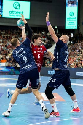 Opel HBL: SG Flensburg-Handewitt vs Handball Club Hamburg; 20.09.26 Elias Kofler (Nr.06, Handball Club Hamburg) gegen Simon Pytlick (Nr.02, SG Flensburg-Handewitt und Arnar Freyr Arnarsson (Nr.41, SG Flensburg-Handewitt) Opel HBL: SG Flensburg-Handewitt vs Handball Club Hamburg, GGW Arena am 20.09.26 Copyright: xBEAUTIFULxSPORTS MarioxM.xKobergx