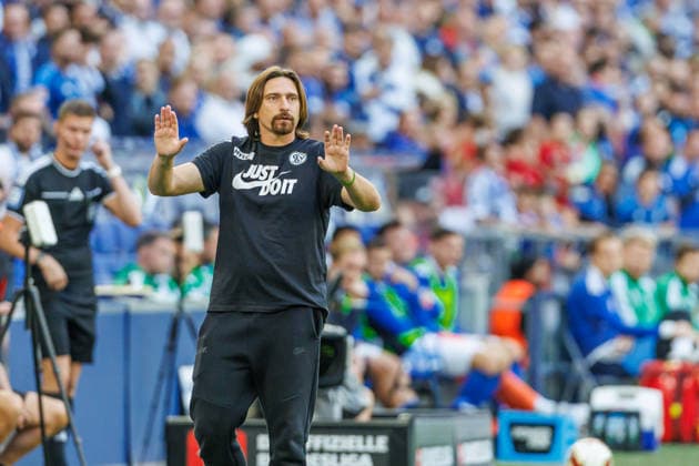 Trainer Vincent Wagner (SV 07 Elversberg) gestikuliert, Gestik waehrend des spiels der 1. Bundesliga zwischen FC Schalke 04 und SV Elversberg, Veltins-Arena am 20. September 2026 in Gelsenkirchen, Deutschland. (Foto von Mario Hommes DeFodi Images) +++ Trainer Vincent Wagner (SV 07 Elversberg) gestures during the Bundesliga match between FC Schalke 04 and SV Elversberg at Veltins-Arena on September 20, 2026 in Gelsenkirchen, Germany. (Photo by Mario Hommes DeFodi Images) DFB DFL REGULATIONS PROHIBIT ANY USE OF PHOTOGRAPHS AS IMAGE SEQUENCES AND OR QUASI-VIDEO. (Photo by Mario Hommes DeFodi Images) -