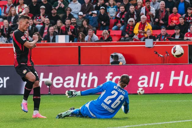 20.09.2026, xjmrgnx, Fussball 1.Bundesliga, Bayer 04 Leverkusen - RB Leipzig v.l. Schussversuch von Patrik Schick (14, Leverkusen) gegen Maarten Vandevoordt (26, Leipzig) (DFL DFB REGULATIONS PROHIBIT ANY USE OF PHOTOGRAPHS as IMAGE SEQUENCES and or QUASI-VIDEO) Leverkusen