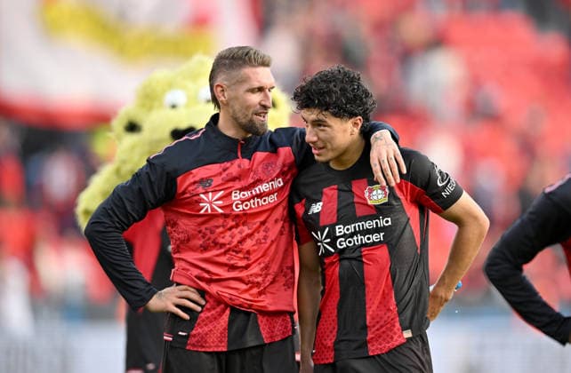 (l-r) Robert Andrich (Bayer Leverkusen), Ibrahim Maza (Bayer Leverkusen) Umamen sich nach dem Spiel. Fussball 1. Bundesliga, 4.Spieltag, Bayer 04 Leverkusen - RB Leipzig, am 20.09.2026 in Leverkusen Deutschland. DFL regulations prohibit any use of photographs as image sequences and or quasi-video Ã‚Â