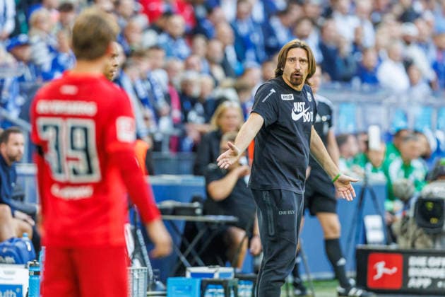 Trainer Vincent Wagner (SV 07 Elversberg) gestikuliert, Gestik waehrend des spiels der 1. Bundesliga zwischen FC Schalke 04 und SV Elversberg, Veltins-Arena am 20. September 2026 in Gelsenkirchen, Deutschland. (Foto von Mario Hommes DeFodi Images) +++ Trainer Vincent Wagner (SV 07 Elversberg) gestures during the Bundesliga match between FC Schalke 04 and SV Elversberg at Veltins-Arena on September 20, 2026 in Gelsenkirchen, Germany. (Photo by Mario Hommes DeFodi Images) DFB DFL REGULATIONS PROHIBIT ANY USE OF PHOTOGRAPHS AS IMAGE SEQUENCES AND OR QUASI-VIDEO. (Photo by Mario Hommes DeFodi Images) -