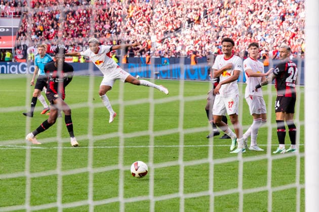 20.09.2026, Fussball, 4. Spieltag der 1. Fussball Bundesliga, Bayer 04 Leverkusen - RB Leipzig. v. l. Edmond Tapsoba (Bayer 04 Leverkusen), Antonio Nusa (RB Leipzig). Leverkusen BayArena NRW Deutschland xRHR-FOTO DEx Copyright: DennisxEwert RHR-FOTOx RHR-FOTO DE