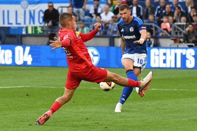 Edin DZEKO (GE) gegen Lukas PINCKERT (Elversberg) Aktion, Zweikampf, FC Schalke 04 - SV 07 Elversberg Fussball 1. Bundesliga, 3.Spieltag, matchday3, Spieltag3, am 20.09.2026 in der Veltins-Arena Gelsenkirchen Deutschland. DFL regulations prohibit any use of photographs as image sequences and or quasi-video Â