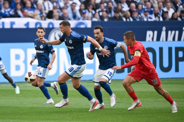 Edin Dzeko (FC Schalke 04), Kenan Karaman (FC Schalke 04), Lukas Pinckert (SV Elversberg), v.li. 20.09.2026, Fussball 1. Bundesliga, Saison 2026 2027, 4. Spieltag, FC Schalke 04 - SV Elversberg DFL regulations prohibit any use of photographs as image sequences and or quasi-video Gelsenkirchen Veltins Arena Nordrhein Westfalen Deutschland
